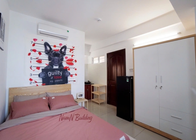 Phòng đầy đủ nội thất cửa sổ lớn