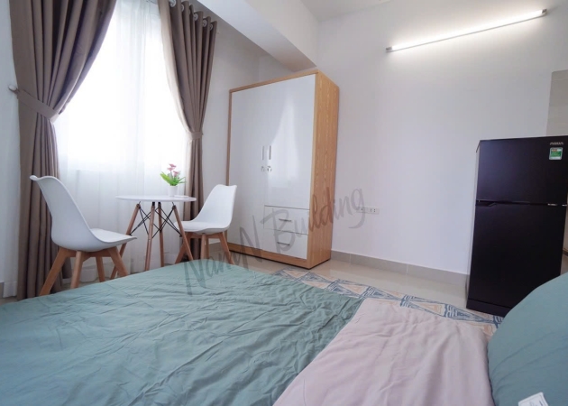 Phòng đầy đủ nội thất cửa sổ lớn