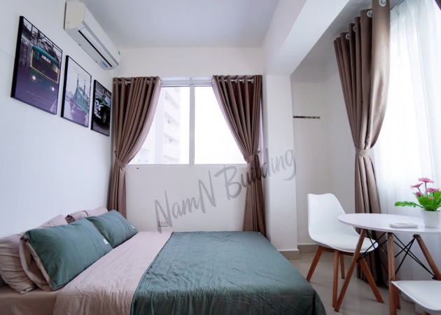 Phòng đầy đủ nội thất cửa sổ lớn